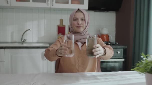 Мусульманская Хиджаб Одетая Женщина Хиджаб Держит Грязный Стакан Одной Руке — стоковое видео