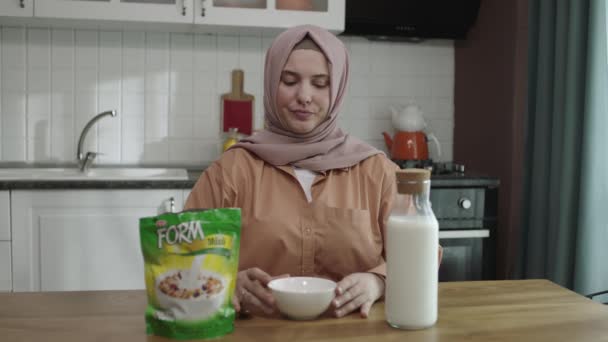 Una Mujer Come Cereales Cocina Una Mujer Que Lleva Pañuelo — Vídeo de stock