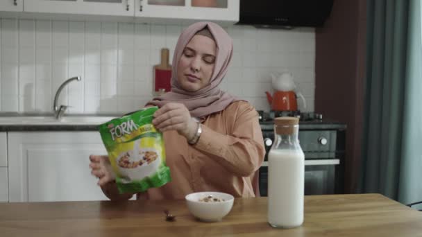 Bir Kadın Mutfakta Mısır Gevreği Yiyor Başörtüsü Takan Bir Kadın — Stok video