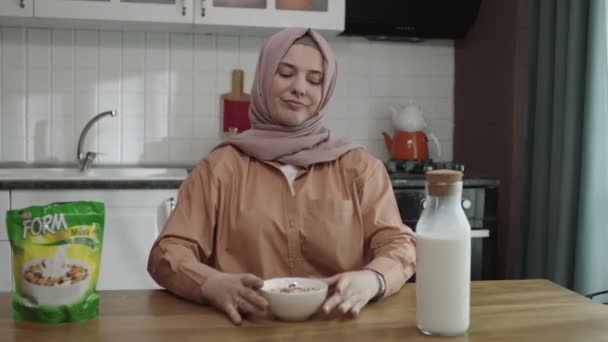 Bir Kadın Mutfakta Mısır Gevreği Yiyor Başörtüsü Takan Bir Kadın — Stok video