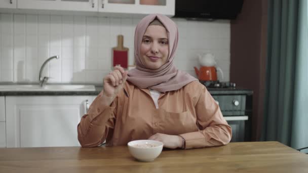 Glücklicher Moslem Hidschab Kleidung Sitzt Hause Küchentisch Und Gießt Milch — Stockvideo