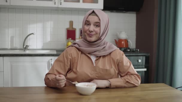 Glücklicher Moslem Hidschab Kleidung Sitzt Hause Küchentisch Und Gießt Milch — Stockvideo
