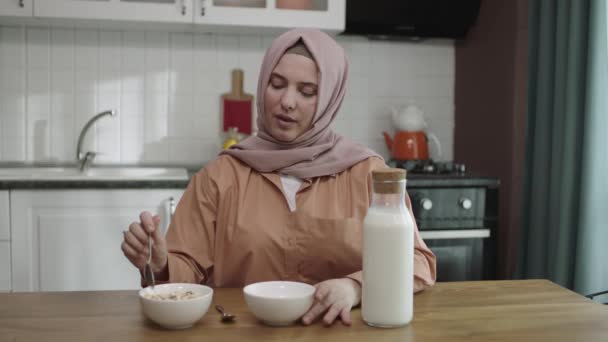 Šťastný Hidžáb Oblečený Muslim Sedí Kuchyňského Stolu Doma Nalévá Mléko — Stock video