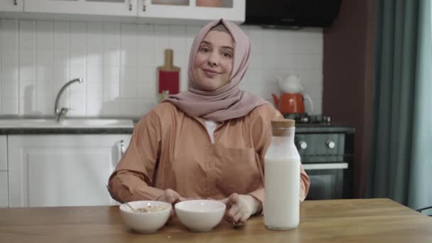 카메라맨을 Happy Hijab 무슬림 집에서 식탁에 그릇에 우유를 식사를 — 비디오