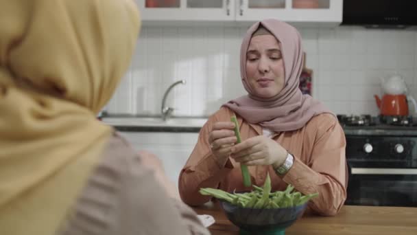 Eine Junge Frau Hidschab Putzt Grüne Bohnen Während Sie Mit — Stockvideo