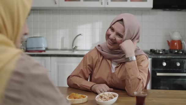 Uma Jovem Mulher Hijab Conversando Com Sua Sogra Enquanto Bebe — Vídeo de Stock