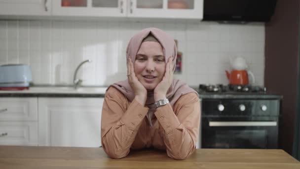 Zâmbind Tânără Femeie Uitându Camera Fotografiat Singur Bucătărie Acasă Portret — Videoclip de stoc
