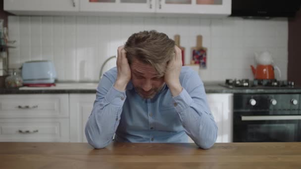Tidak Senang Tertekan Man Stressed Dari Pekerjaan Khawatir Patah Hati — Stok Video