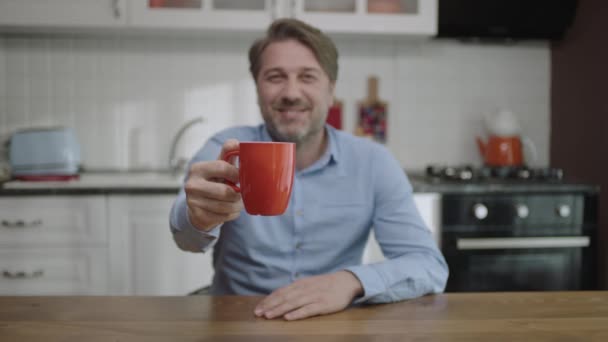 Portret Van Een Tevreden Man Die Thee Drinkt Koffie Keuken — Stockvideo