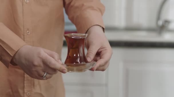 Χύθηκε Ποτό Προσοχή Ρίχνει Τσάι Στο Έδαφος Κοντινά Χέρια Γυναίκας — Αρχείο Βίντεο