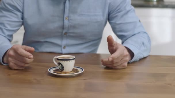 집에서 커피를 마시는 남자는 커피를 쏟습니다 커피를 흘리지 않으려고 남자는 — 비디오