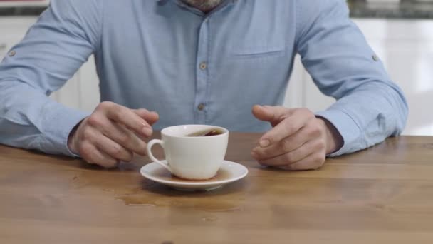 집에서 커피를 마시는 사람의 커피가 오염되었습니다 커피를 사람은 납니다 — 비디오