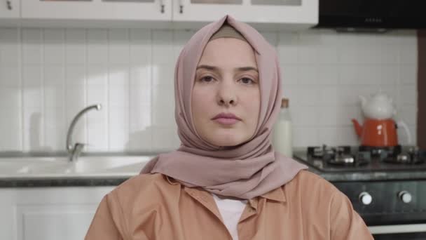 Jeune Femme Hijab Glissant Écran Téléphone Mobile Avec Doigt Dans — Video