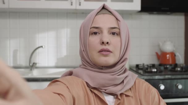 Junge Frau Hijab Wischt Mit Dem Finger Über Den Handybildschirm — Stockvideo