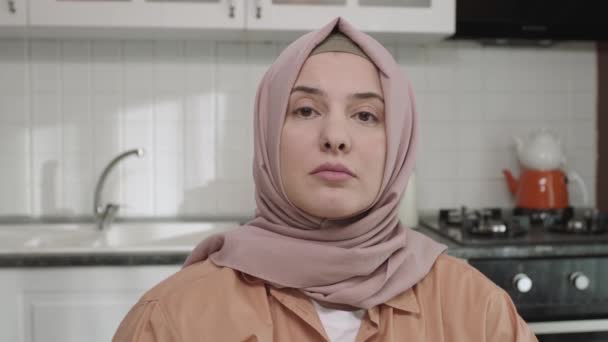 Mladá Žena Hidžábu Šlohnout Mobilní Telefon Obrazovku Prstem Kuchyni Front — Stock video
