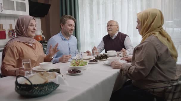 Χαρούμενη Μουσουλμανική Οικογένεια Που Έχουν Δείπνο Iftar Μαζί Στην Κουζίνα — Αρχείο Βίντεο