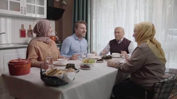Una Famiglia Musulmana Felice Che Cena Iftar Insieme Cucina Una — Video Stock