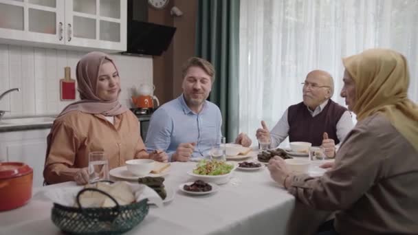 Mutlu Müslüman Bir Aile Mutfakta Iftar Yemeği Yiyor Müslüman Bir — Stok video