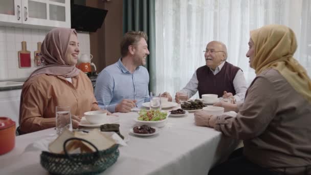 Una Famiglia Musulmana Felice Che Cena Iftar Insieme Cucina Una — Video Stock