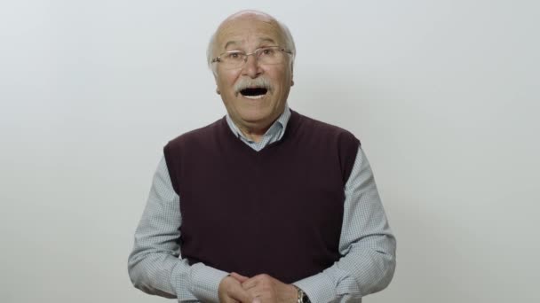 Portré Egy Szemüveges Öregemberről Aki Dühös Lesz Előtte Álló Emberre — Stock videók