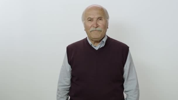 一位快乐的老人的画像 一位美丽的老人微笑着 基于白色背景孤立的老人的工作室肖像 — 图库视频影像