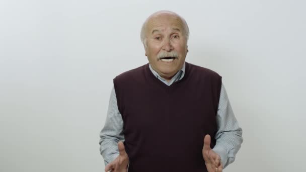 Nervózní Stařec Velmi Vyděšený Studio Portrét Starého Muže Izolované Bílém — Stock video
