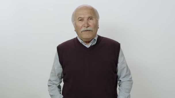 Homem Velho Nervoso Muito Afraid Studio Retrato Homem Velho Isolado — Vídeo de Stock