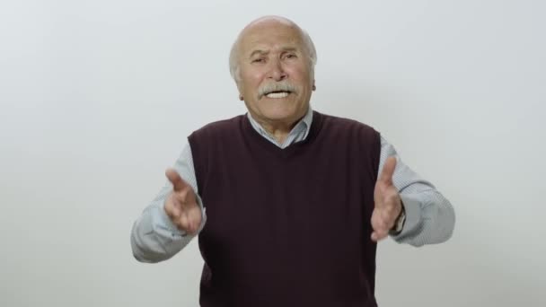 Yaşlı Adam Deneyimlerine Karşı Isyan Ediyor Beyaz Arka Planda Izole — Stok video