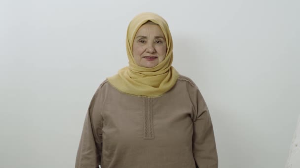 Gelukkig Senior Vrouw Hijab 70S Senior Vrouw Glimlachen Kijken Naar — Stockvideo