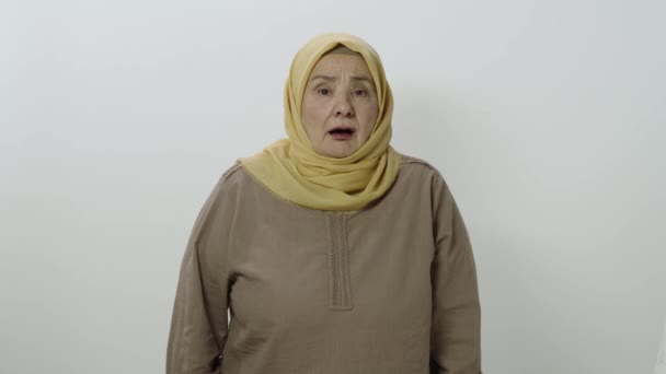 Zmatená Starší Žena Hidžábu Překvapená Vidí Léta Starou Ženu Kamerě — Stock video