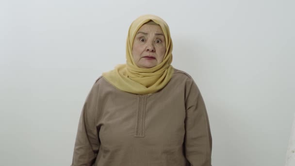 Velha Assustada Casa Dos Anos Com Hijab Retrato Uma Velha — Vídeo de Stock