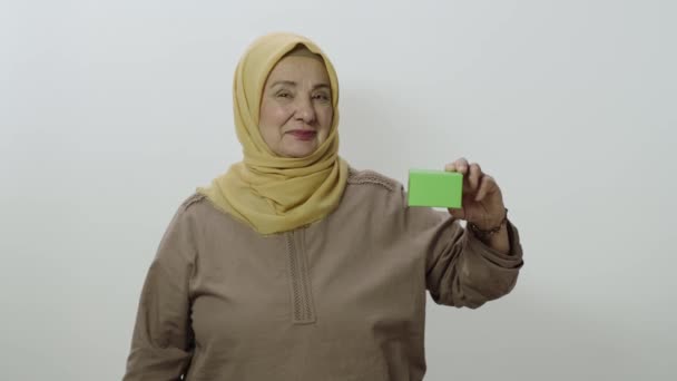 Ηλικιωμένη Γυναίκα Hijab Στο Στούντιο Απομονωμένη Λευκό Φόντο Ηλικιωμένη Γυναίκα — Αρχείο Βίντεο