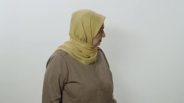 Портрет Веселої Старої Жінки Турбані Ізольовані Білому Тлі Стара Жінка — стокове відео
