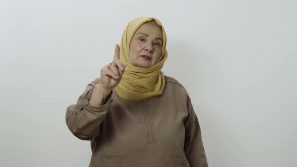 Půvabná Žena Ukazuje Prstem Nahoru Šťastná Stařena Šátku Ukazuje Prstem — Stock video