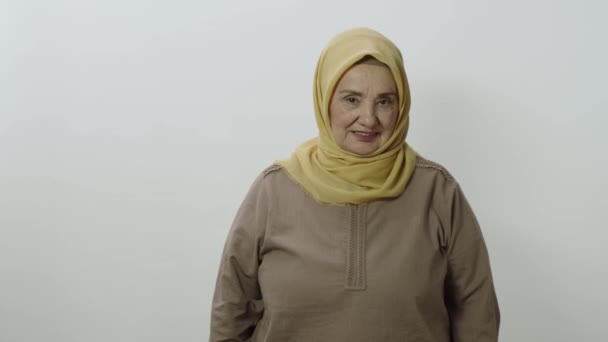 Šťastná Stará Žena Hidžábu Ukazující Palce Nahoru Ukazující Všechno Pořádku — Stock video