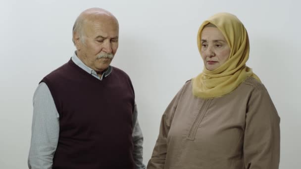 Glad Gammal Kvinna Hijab Och Hennes Gamla Man Rätar Sina — Stockvideo