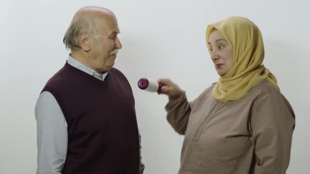 Włosy Kota Psa Zwierzaka Ubraniach Szczęśliwa Staruszka Hidżabie Czyści Sierść — Wideo stockowe
