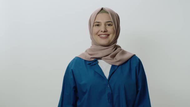 Gelukkige Vrolijke Jonge Vrouw Hijab Lachen Luid Vrouw Poseren Studio — Stockvideo