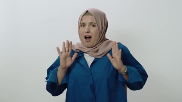 Smutná Přemýšlivá Mladá Žena Hidžábu Obává Žena Pózuje Studiu Portrét — Stock video