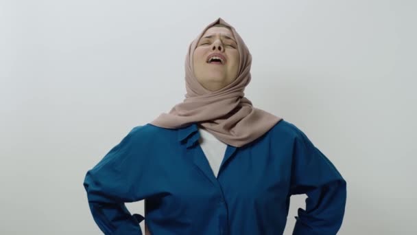 Triste Giovane Donna Hijab Paura Donna Posa Studio Ritratto Isolato — Video Stock