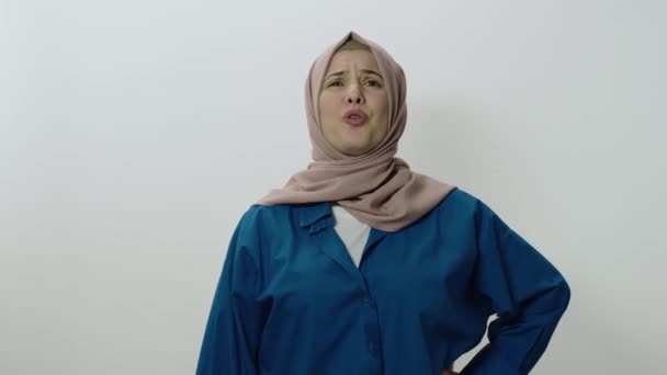 Mujer Joven Enojada Frustrada Hiyab Tiene Miedo Mujer Posando Retrato — Vídeo de stock