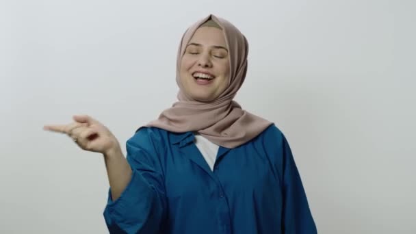 Kom Igen Det Ett Misstag Kvinna Hijab Varnar Med Fingergest — Stockvideo