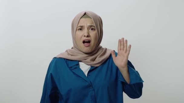 Kobieta Hidżabie Ostrzega Gestem Palca Mówi Nie Ostrożnie Krzyki Pokazuje — Wideo stockowe