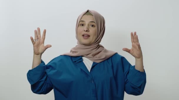 Hijab Vrouw Erg Boos Wat Gebeurd Indoor Studio Schot Geïsoleerd — Stockvideo