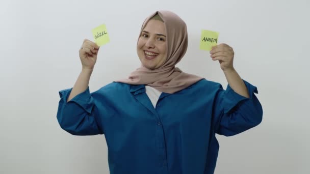 Mensaje Video Una Mujer Feliz Sosteniendo Notas Papel Con Las — Vídeos de Stock