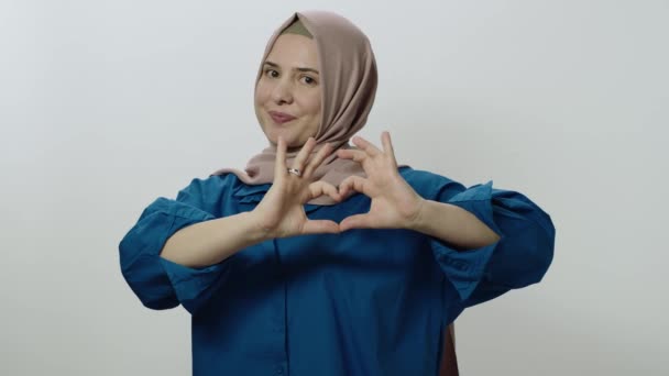 Kochający Ludzie Romans Koncepcja Walentynki Miling Hidżab Kobieta Robi Znak — Wideo stockowe