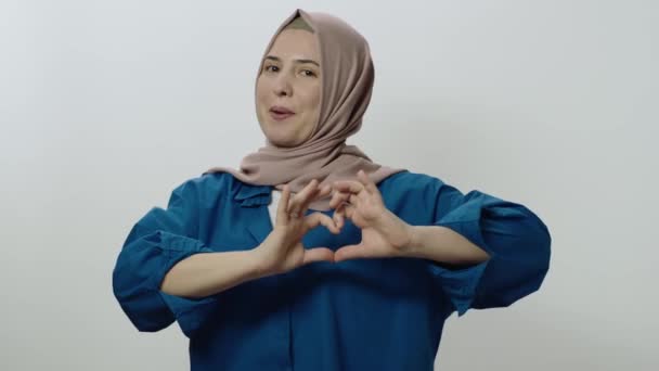 Kochający Ludzie Romans Koncepcja Walentynki Miling Hidżab Kobieta Robi Znak — Wideo stockowe