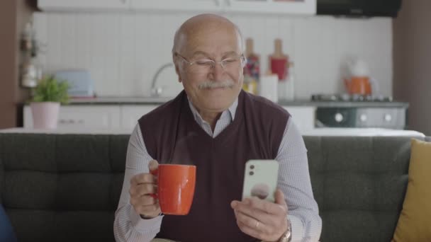 Vieil Homme Compose Numéro Sur Smartphone Vieil Homme Envoie Des — Video