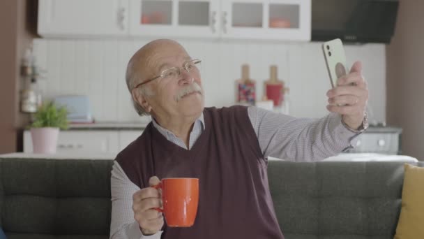 Mutlu Ler Erkek Kullanıcısı Kahve Içerken Internetten Video Çekiyor Kanepede — Stok video