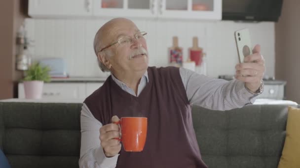 Happy 70S Mandlige Bruger Gør Videoopkald Online Mens Drikker Kaffe – Stock-video